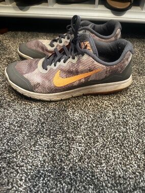 Women’s 9 Nike Sneakers